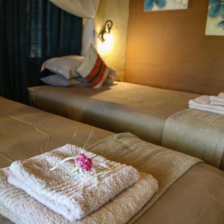 Island Safari Lodge Маун Екстер'єр фото