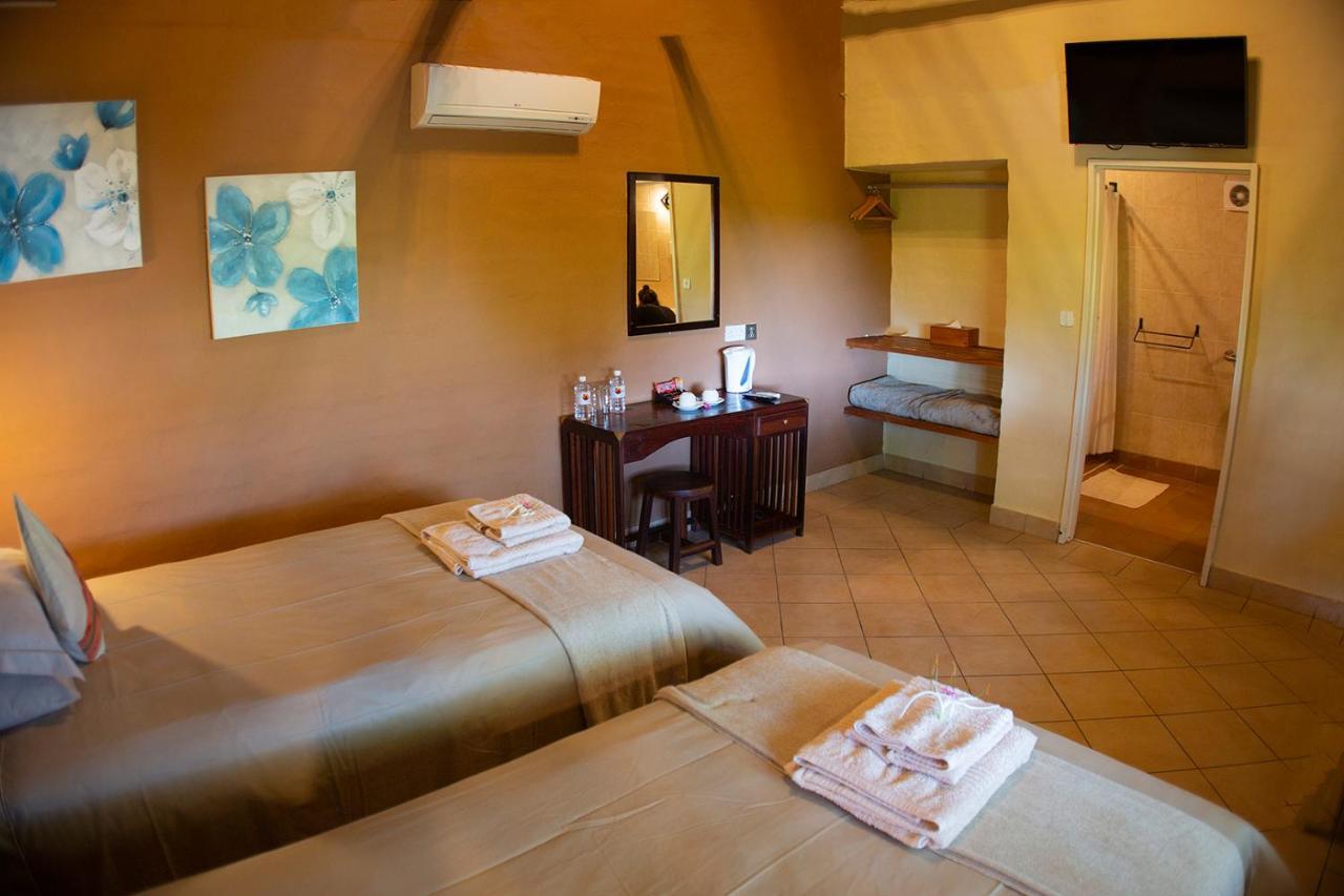 Island Safari Lodge Маун Екстер'єр фото