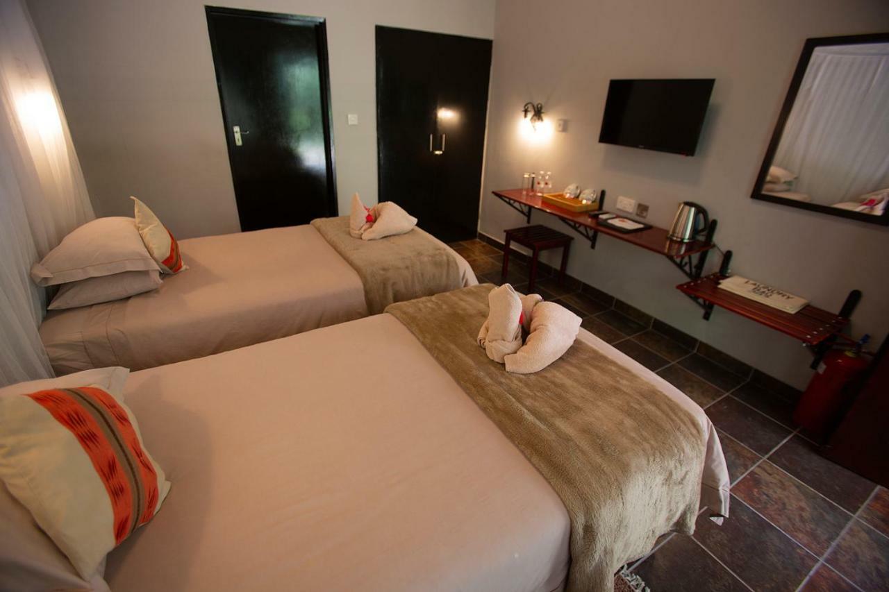 Island Safari Lodge Маун Екстер'єр фото